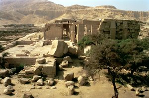 Vista do topo do primeiro pilão mostrando o colosso caído de Ramsés II (1279-1213 aC) no Primeiro Tribunal, Novo Reino de Egyptian 19th Dynasty
