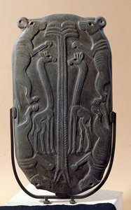 Paleta representando quatro cães e duas girafas com uma palmeira, período de finito (xisto)