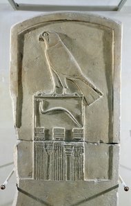 Serpente rei estela, c.3000 aC (calcário) (veja também 105659)