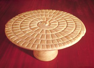 Tabuleiro de jogo em forma de cobra usado para o jogo mehen, Thinite Period (alabastro)