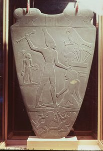 A paleta de Narmer: paleta cerimonial representando o rei Narmer, usando a coroa branca do Alto Egito, atingindo um prisioneiro, encontrado em Hieraconpolis, início do período dinástico, c.3000 aC (xisto) (para detalhes