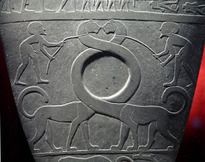 A Paleta Narmer: paleta cerimonial retratando um par de gatos de pescoço comprido em coleiras, encontrada em Hieraconpolis, Período Dinástico Primitivo, c.3000 AC (xisto) (detalhe de 68325)