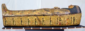 Caixão e capa da múmia de Nesyamun, possivelmente encontrada em Deir El-Bahri, New Kingdom, c.1100 BC (madeira pintada) de Egyptian 20th Dynasty