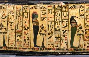 Detalhe da base exterior do caixão da múmia de Nesyamun, possivelmente encontrada em Deir El-Bahri, New Kingdom, c.1100 BC (madeira pintada) de Egyptian 20th Dynasty