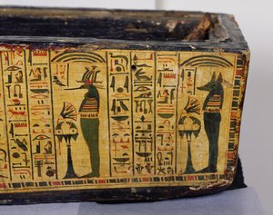 Detalhe da base exterior do caixão da múmia de Nesyamun, possivelmente encontrada em Deir El-Bahri, New Kingdom, c.1100 BC (madeira pintada) de Egyptian 20th Dynasty