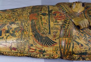 Detalhe da tampa exterior do caixão da múmia de Nesyamun, possivelmente encontrada em Deir El-Bahri, New Kingdom, c.1100 BC (madeira pintada)