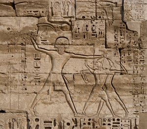 Antiquidade egípcia: detalhe de relevos celebrando as vitórias do faraó sobre os povos do mar. Templo Funerário de Ramsés III (1187-1156 AC). Luxor, Medinet Habou, Egito de Egyptian 20th Dynasty
