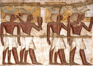 Antiquite egípcio: primeira corte, detalhe de relevos pintados representando um grupo de núbios trazendo oferendas ao faraó. Templo Funerário de Ramsés III (1187-1156 AC). Luxor, Medinet Habou, Egito