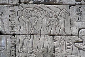 Relief retratando prisioneiros do norte na Batalha de Ramsés III, Grande Templo de Medinet