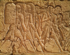 Relevo retratando servos carregando corda e armas, do Templo Mortuário de Ramsés III (c.1184-1153 aC) Novo Reino