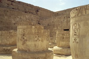 Restos de colunas no Salão Hipostilo do Templo Mortuário de Ramsés III (c.1184-1153 aC) Novo Reino