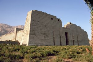 Vista do primeiro pilão do templo mortuário de Ramsés III (c.1184-1153 aC)
