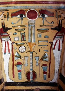 Múmia de Anubis, detalhe decorativo do sarcófago de Ankh-ef-en-Khonsu