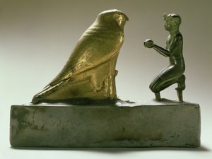Estátua do rei Taharqa adorando o falcão-deus Hemen, Egípcio, Terceiro Período Intermediário (ouro, prata, xisto e madeira)