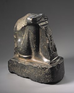 Fragmento de uma estátua naofósica, período dinástico tardio (basalto)