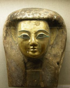 Cabeça de um sarcófago, Sait Period (madeira de palma com folha de ouro)