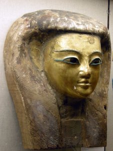 Cabeça de um sarcófago, Sait Period (madeira de palma com folha de ouro)
