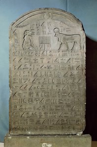 Estela comemorativa do enterro do touro Apis durante o reinado de Ahmose II (Amasis) do Serapeum em Saqqara, período tardio, 547 aC (calcário)