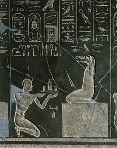 Dolerite alívio de Nectanebo I, rei oferecendo presente ao demônio cabeça de crocodilo, de Heliópolis, no templo de Atum.