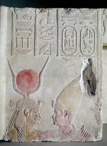 Nectanebo II (360-343 aC) sendo abraçado pela deusa ísis, fragmento de uma porta, período tardio, c.358-341 aC (calcário pintado) (ver também 172244)
