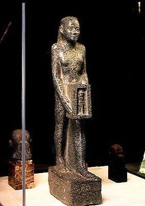 O vizier Psamerikseneb oferece um santuário ao touro Mnevis, período tardio, c.358-341 aC (granito)
