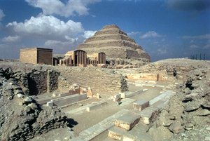 Complexo de Djoser, incluindo a pirâmide de degraus e a entrada do recinto, Egito, Reino Antigo