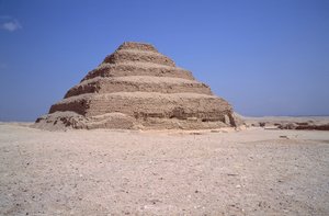 Antiguidade egípcia: Vista da Pirâmide de Sakkarah. Construção de Imhotep para o Rei Djeser (cerca de 2.700 AC) (3ª Dinastia) Saqqarah, Egipto