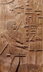 Painel de um nicho na capela do túmulo de Hezyre, chefe dos escribas do rei, de Saqqara, Old Kingdom (madeira)