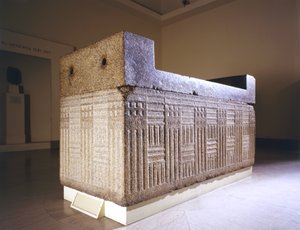 Sarcófago com capa separada, de Gizé, Egito, Reino Antigo, c.2555-2532 aC (granito)