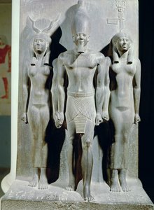 Tríade de Menkaure (Mycerinus) com a deusa Hathor e a deusa do nome Aphroditopolis, tirada do Vale do Templo da Pirâmide de Menkaure em Giza, Old Kingdom, c.2529 aC (xisto) (ver