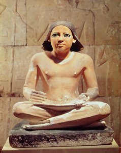 Escriba sentado de pernas cruzadas segurando um rolo de papiro, de Saqqara, Antigo Reino c.2475 aC (calcário)