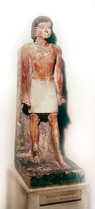 Estátua de um homem em pé com um shenti branco (calcário pintado)