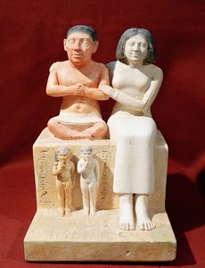 Estatueta do anão Seneb e sua família, c.2475 aC (calcário pintado)