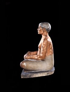 Ampla visão da Estátua do Escriba Agachado, de Saqqara, Reino Antigo (calcário, alabastro e cristal de rocha) (ver também 50750)