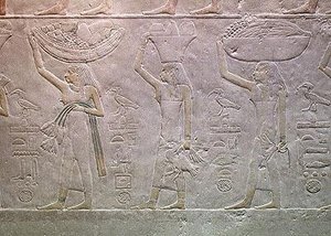 Mulheres personificando domínios de mortes e trazendo ofertas, do Mastaba de Akhutotep, Reino Antigo (calcário pintado) de Egyptian 5th Dynasty