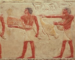 Relevo retratando servos carregando um pedaço de carne e um pato, do túmulo da princesa Idut, Old Kingdom, c.2330 aC (calcário pintado)