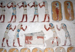 Homens armados e figura em frente a um sarcófago, Vale dos Reis, Luxor de Egyptian Egyptian