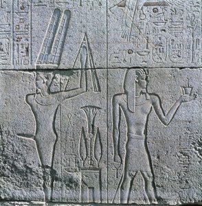 Egito, Tebas Antiga, Luxor, Karnak, alívio do deus Min e Philip III Arrhidaeus no Grande Templo de Amon de Egyptian Egyptian