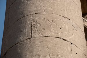 Antiquidade egípcia: detalhe de uma coluna com cartucho apagado por causa da "damnatio memoriae", apagamento dos cartuchos de alguns faraós considerados heréticos pelos seus sucessores, Templo de Luxor. East Bank (Tebas), Egito de Egyptian Egyptian