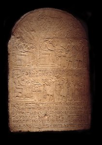 Antiquite egípcio: estela calcária representando Pia adorando o deus crocodilo Sobek seguido pelo seu filho Iy-Hebnef fazendo oferendas ao deus. Do templo de Sobek em Dahamsha de Egyptian Egyptian