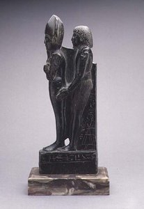 Grupo de um homem que apresenta uma representação de Osiris (esteatita) de Egyptian Egyptian