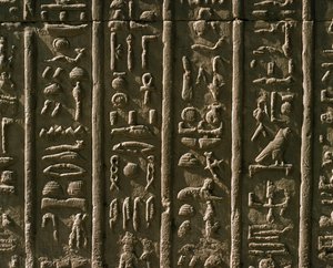 Baixo relevo com hieróglifos, 51-30 aC de Egyptian Egyptian