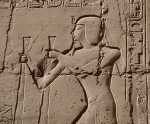 Faraó com uma cobra, Templo de Luxor (relevo) de Egyptian Egyptian