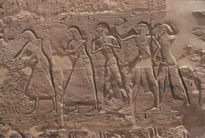 Alívio de escriba e cativa no templo fortificado de Ramsés III em Medinet Habu de Egyptian Egyptian