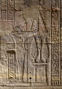 O Faraó e os seus atributos, Templo de Hórus em Edfu de Egyptian Egyptian