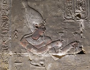 O Faraó usando o Hedjet, Templo de Hórus em Edfu de Egyptian Egyptian
