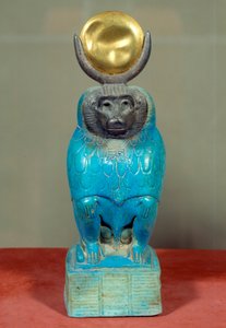 Arte Egípcia Antiga: Estatueta do deus Thot em babuíno. Período ptolemaico (332-30 a.C.). Prata (metal), faiança, ouro, escultura. De Hermopolis, Egipto. Altura: 0,150 m.