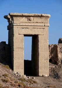 Antiguidade Egípcia: Vista do Arco da Porta Norte, Templo de Hathor, Denderah, Egipto de Egyptian Ptolemaic Period
