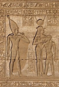 Antiquidade egípcia: Mammisi romana comemorando o nascimento de Ihy, filho de Hathor - Detalhe de relevos e hieróglifos: a deusa Isis - Hathor amamentando seu filho Ihi (Ihy) e atrás dela outra imagem de Ihi com um dedo na boca indicando que é um de Egyptian Ptolemaic Period