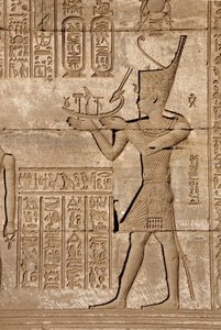 Antiquidade egípcia: Mamíferos romanos comemorando o nascimento de Ihy, filho de Ísis - Detalhe de relevos e hieróglifos, Templo de Hathor, Denderah, Egito - Civilização egípcia: um homem carregando uma casca simbólica, detalhe de um mamífero romano, comem de Egyptian Ptolemaic Period